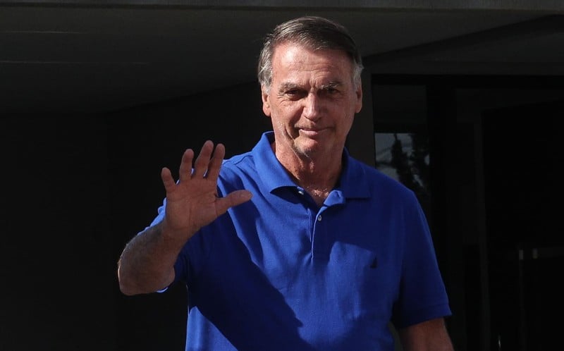 O ex-presidente Jair Bolsonaro segue sob cuidados intensivos para tratar pneumonia e broncoaspiração.