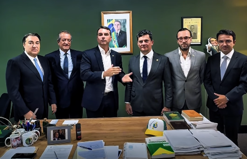 Flávio Bolsonaro e Sergio Moro declaram apoio mútuo em encontro na quarta-feira. Senador deve trocar o União Brasil pelo PL nos próximos dias para concorrer a governador do Paraná.