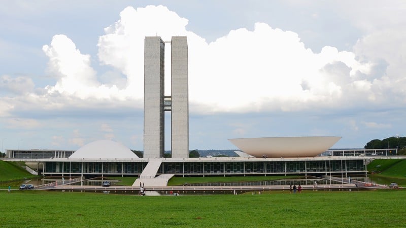 Alteração exige emenda constitucional, maioria qualificada e planejamento para evitar insegurança jurídica.