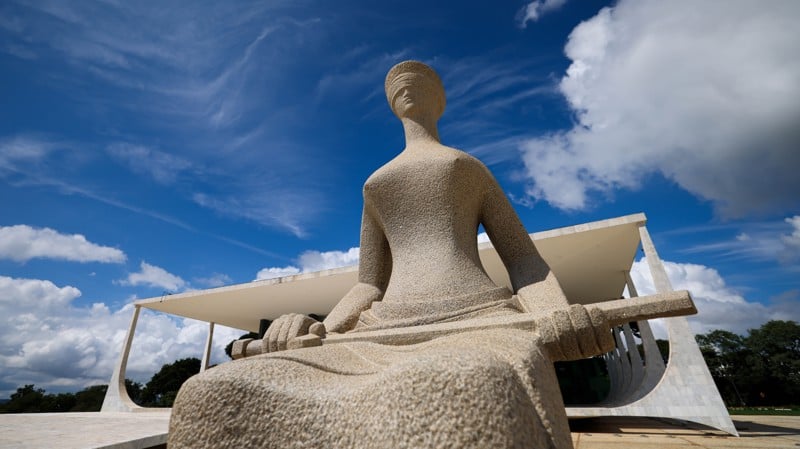 Formação do Tribunal expõe tensão entre ideal jurídico e prática política no Brasil republicano.