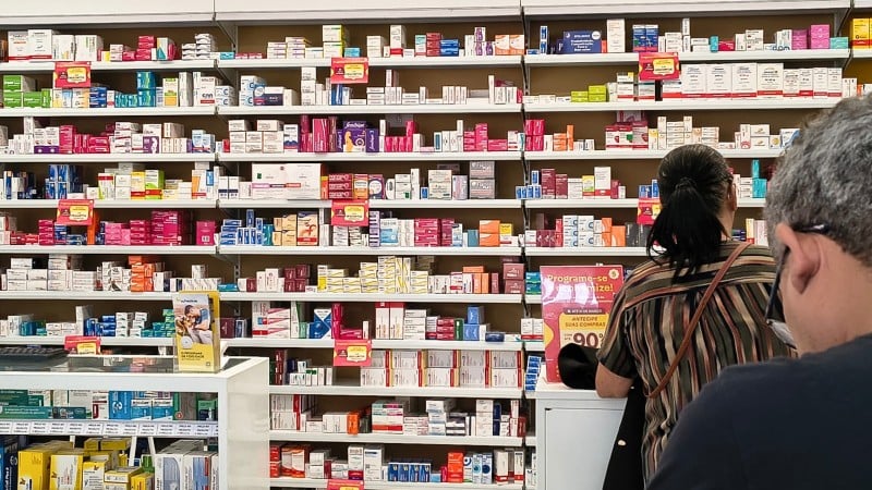 Farmácias em supermercados terão de se submeter às mesmas regras exigidas das demais.