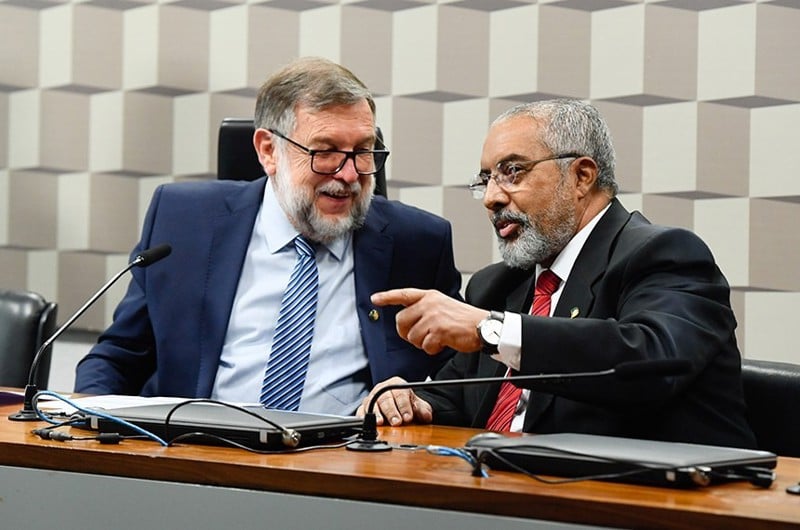 Criação de frente parlamentar foi proposta por Flávio Arns (à esquerda) e relatada por Paulo Paim.