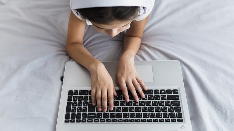 Relatório aponta uso de redes e jogos para abusos contra crianças e adolescentes.