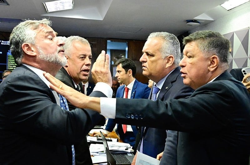 Paulo Pimenta discute com o relator Alfredo Gaspar e o presidente Carlos Viana durante reunião da CPMI do INSS.