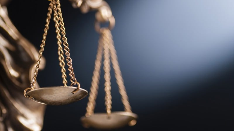 Declarações de líderes e práticas recorrentes expõem fragilidade institucional e alimentam a percepção de seletividade jurídica.