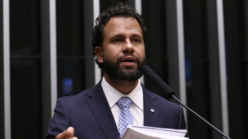 Vieira argumenta que renúncias táticas comprometem a credibilidade das instituições.