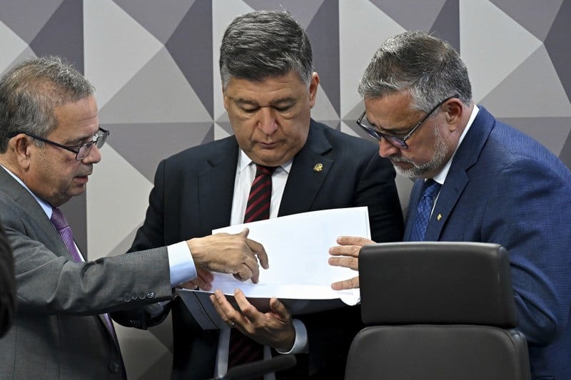 Da esquerda para a direita: os senadores Rogério Marinho e Carlos Viana, presidente da CPMI, e o deputado Paulo Pimenta.