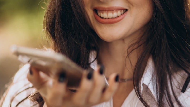 Relatórios internacionais e cultura digital revelam distorção entre bem-estar real e padrões impostos pela sociedade.