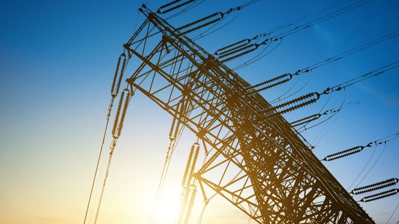 Contratação bilionária levanta dúvidas sobre concorrência, transparência e impacto futuro na conta de luz.