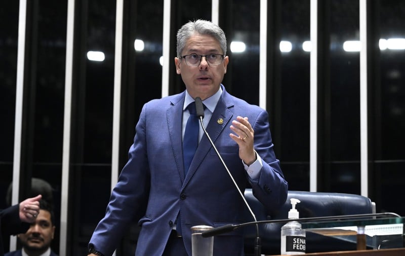 O relator do projeto, senador Alessandro Vieira, durante a discussão da proposta. 