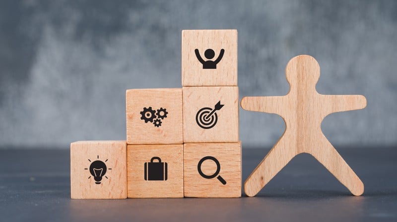 Política para alunos com altas habilidades expõe resistência do país em tratar diferenças como direito e não como exceção.