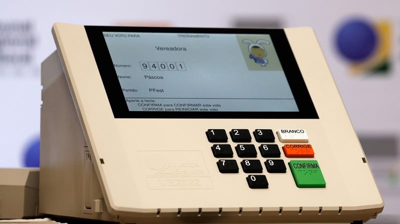 Desafios estruturais pressionam o país enquanto polarização Lula-Bolsonaro pode ser testada por novas candidaturas.