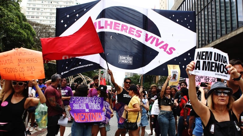 Projeto aprovado por unanimidade reconhece violência estrutural e deve enfrentar resistência política na Câmara.