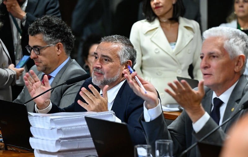 Paulo Pimenta entre os deputados Alencar Santana e Rogério Correia, todos do PT.