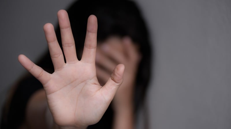 Enquanto a lei protege no âmbito doméstico, o projeto mira violências sem vínculo pessoal e amplia a resposta penal.