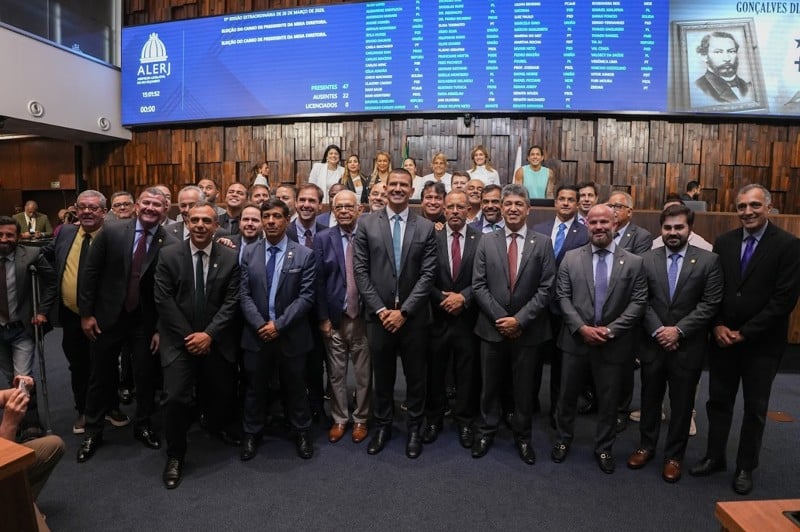 Douglas Ruas, ao centro, posa com demais integrantes da Assembleia Legislativa após ser eleito presidente.