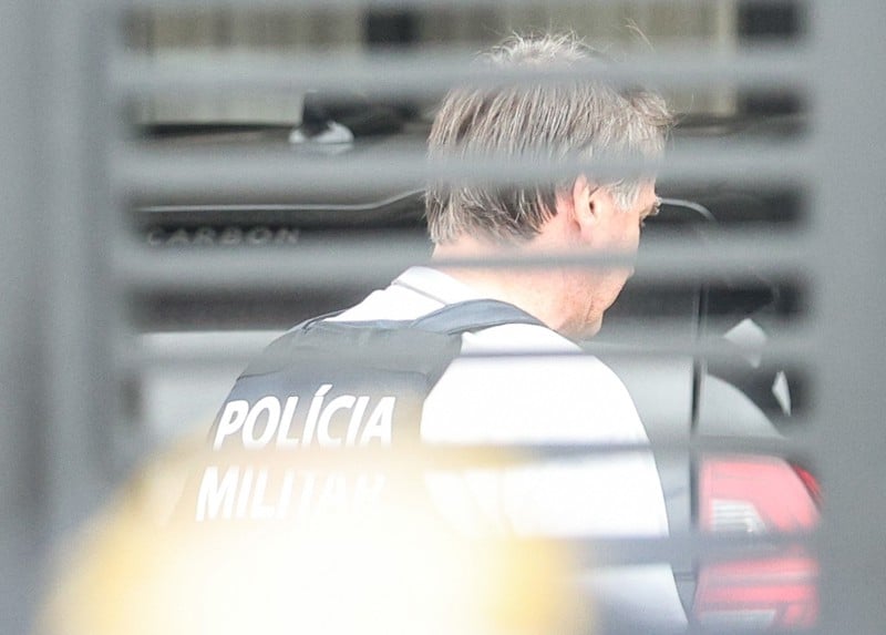 Bolsonaro voltou para prisão domiciliar nessa sexta-feira usando colete à prova de balas da Polícia Militar.