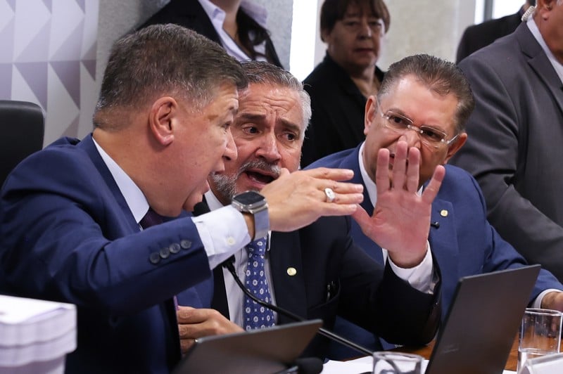 Da esquerda para a direita: o presidente da CPMI, Carlos Viana, o autor do relatório paralelo, Paulo Pimenta, e o líder do PL na Câmara, Sóstenes Cavalcante, durante a reunião de encerramento da comissão.