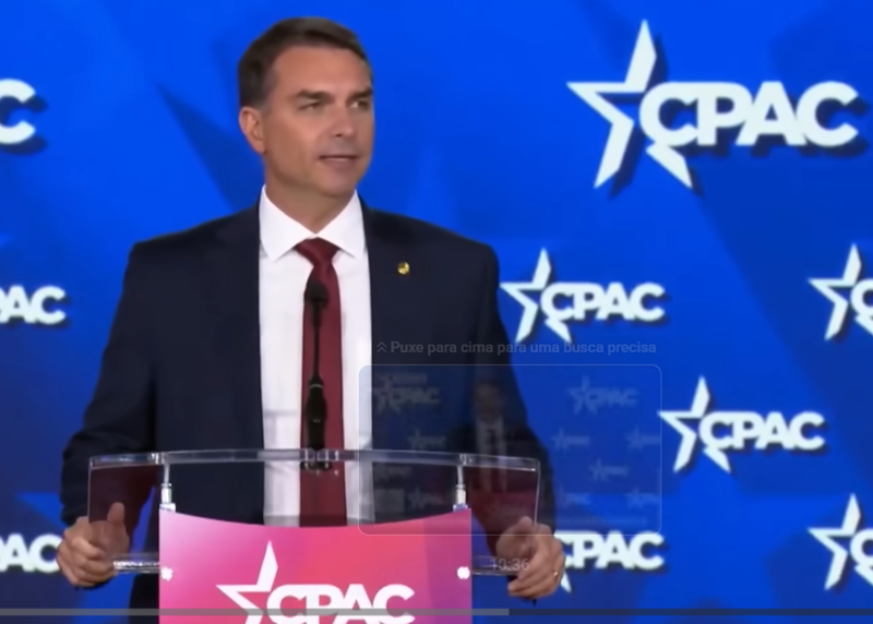 No maior evento da direita trumpista, Flávio se apresentou como candidato fundamental para a consolidação de uma amplia aliança na América Latina.