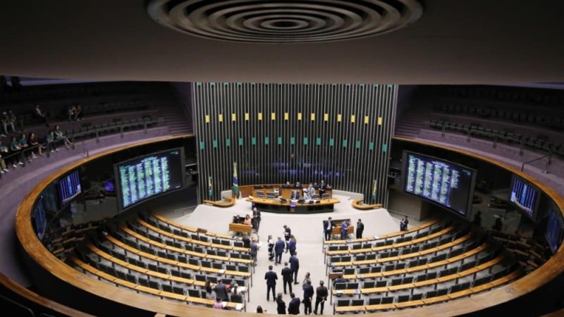 Entre propostas de anistia e obrigatoriedade de filmes, o rastro do regime militar pauta as tensões políticas.