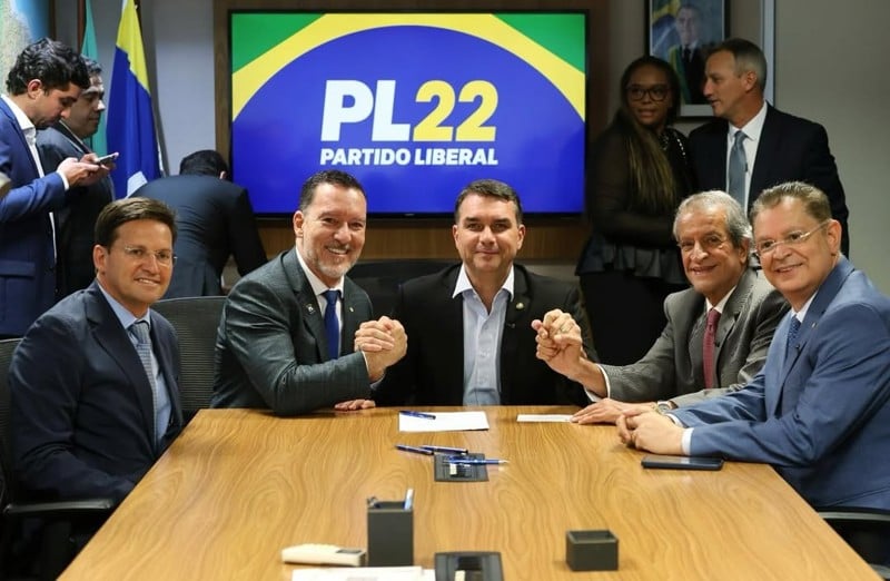 Flávio Bolsonaro e Valdemar Costa Neto filiaram  no ato de filiação do deputado Vinicius Carvaalho, de São Paulo, que deixou o Republicanos.