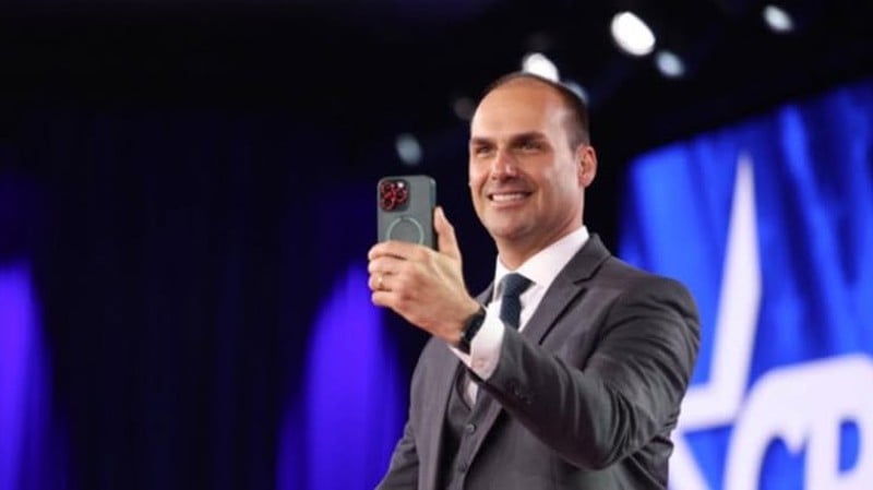 Regras da prisão domiciliar de Jair Bolsonaro proíbem o uso de redes sociais e comunicação externa por terceiros.