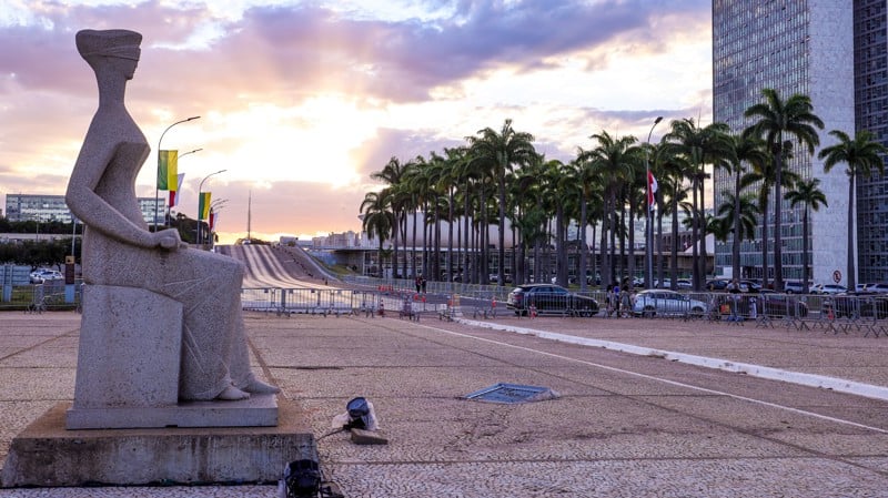 Atividades externas e falta de transparência colocam em xeque a credibilidade da Corte.