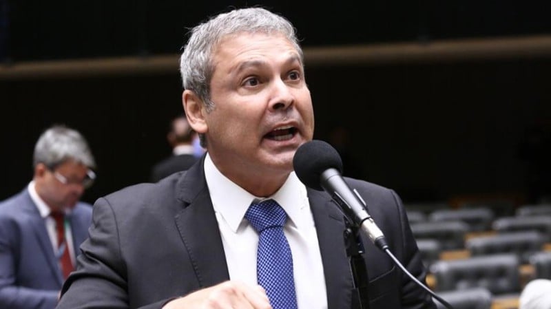 O partido alega que Lindbergh Farias feriu o decoro parlamentar.