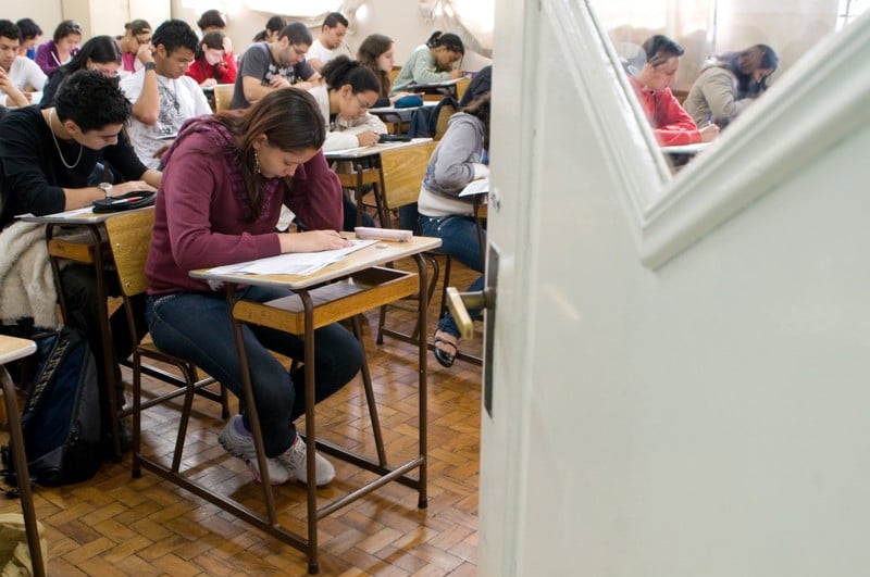 Projeto de lei 1.466/2026 busca garantir a formação crítica e cidadã através do reforço da filosofia e sociologia. 