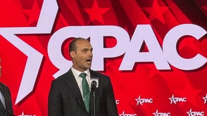 O ex-deputado Eduardo Bolsonaro afirmou em vídeo que enviaria registros de evento nos EUA para o pai, que cumpre prisão domiciliar.