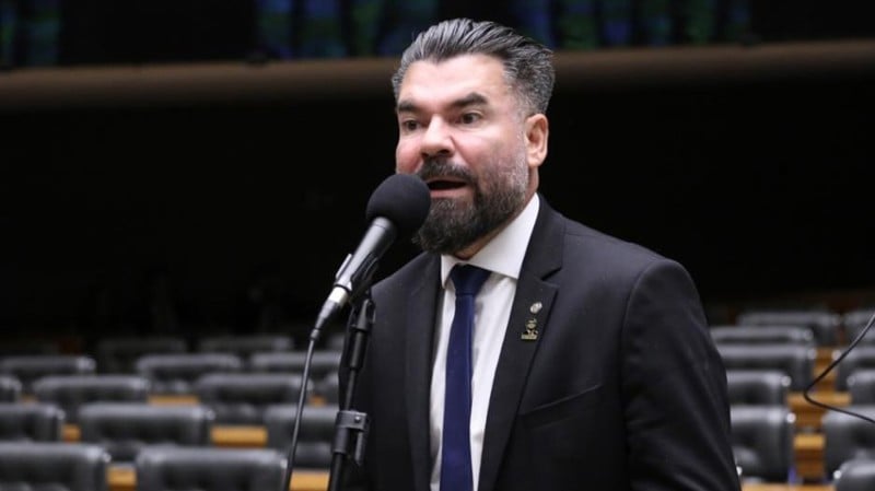 Projeto concede direito tanto à posse quando ao porte de arma de fogo.