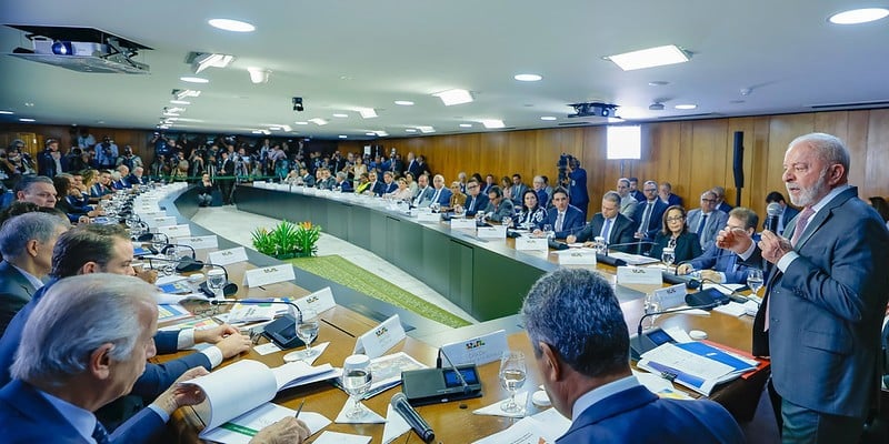 Lula em reunião ministerial nesta terça-feira (31): presidente troca quase metade de seus auxiliares diretos.