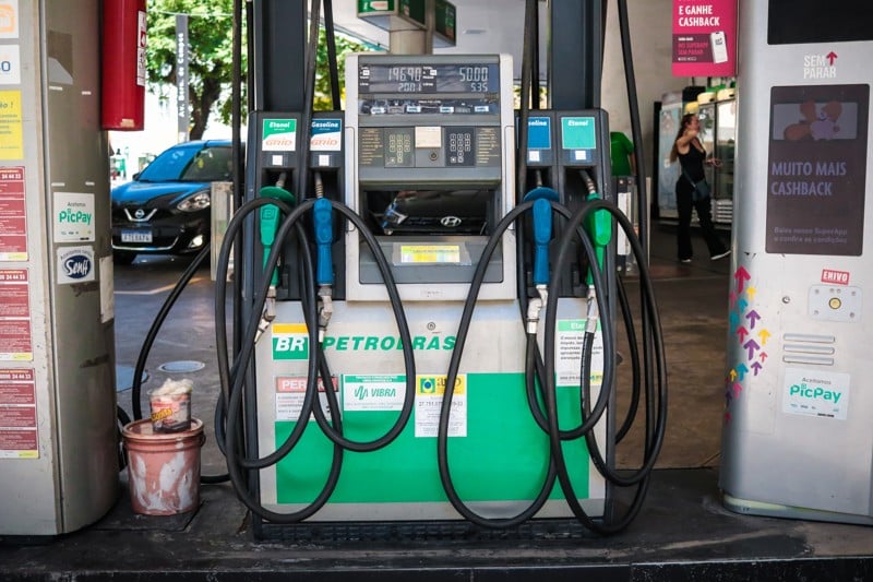 Guerra no Oriente Médio fez preço do petróleo disparar no mercado internacional, com impacto sobre a bombas nos postos brasileiros.