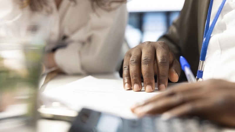 Foco em excessos ignora problema central do modelo remuneratório.