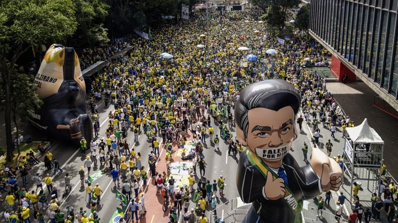 Devoção política revela crise de pertencimento e fragilidade institucional.