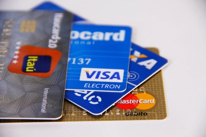 O projeto em tramitação no Senado busca recompensar financeiramente consumidores com bom histórico de crédito.