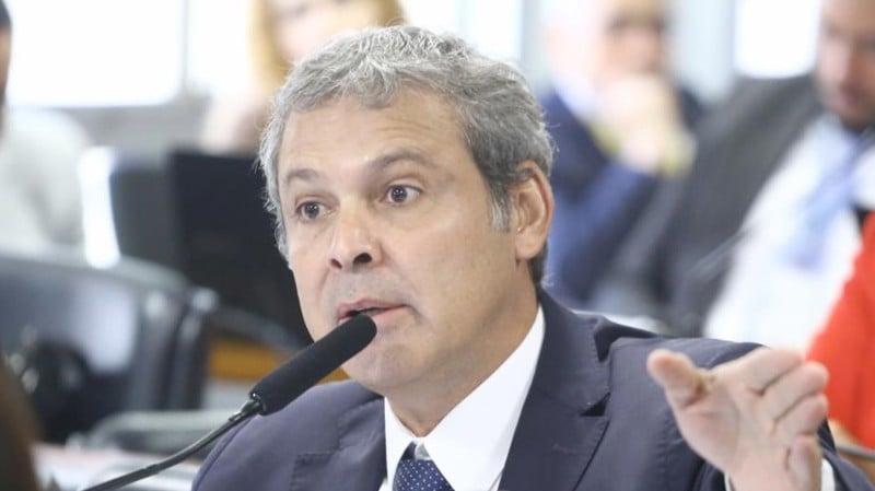 Lindbergh Farias acusa Eduardo de tentar interferir em decisões da Justiça Eleitoral durante o período de campanha.