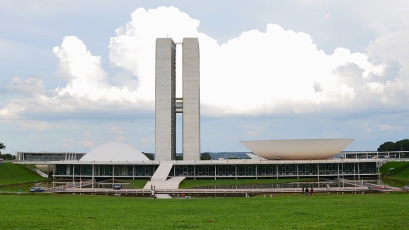 Trocas partidárias e busca contínua por cargos reforçam descrédito no sistema político.