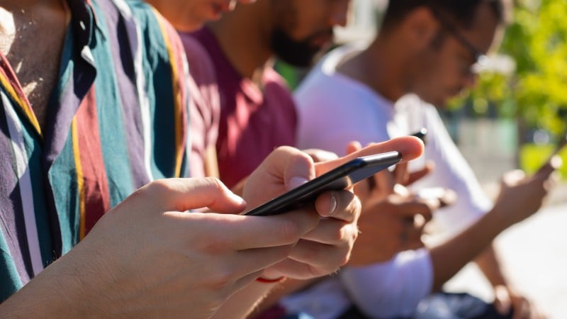 Projeto propõe limites a recursos de aplicativos para reduzir uso excessivo entre jovens.