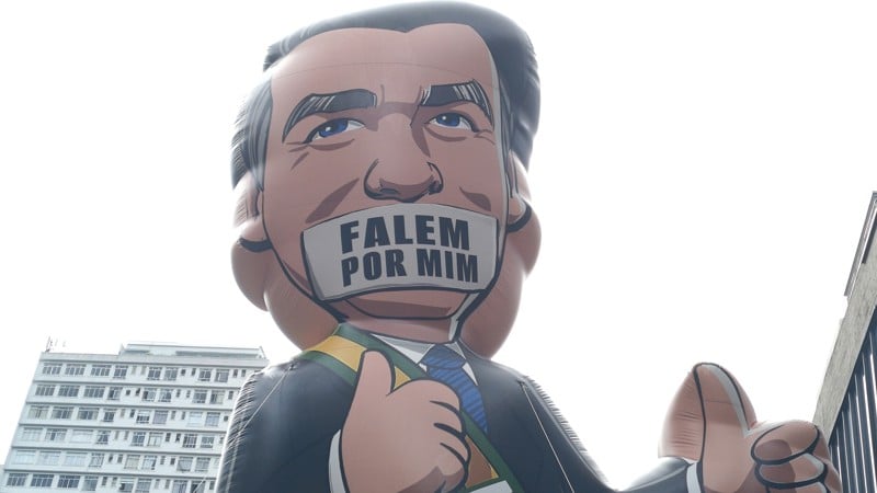 Apoio a pressões externas revela contradição entre discurso patriótico e prática política.