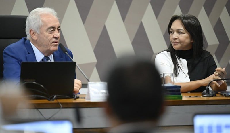 A PEC, relatada pela senadora Eliziane Gama, foi aprovada em votação simbólica.