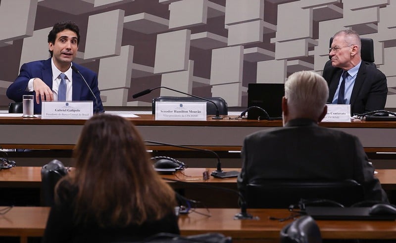 O presidente do BC, Gabriel Galípolo, e o presidente da CPI do Crime Organizado, Fabiano Contarato.