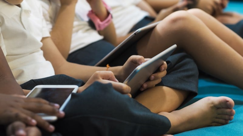 Presença massiva de crianças online expõe riscos que demandam ação conjunta de Estado, famílias e empresas.