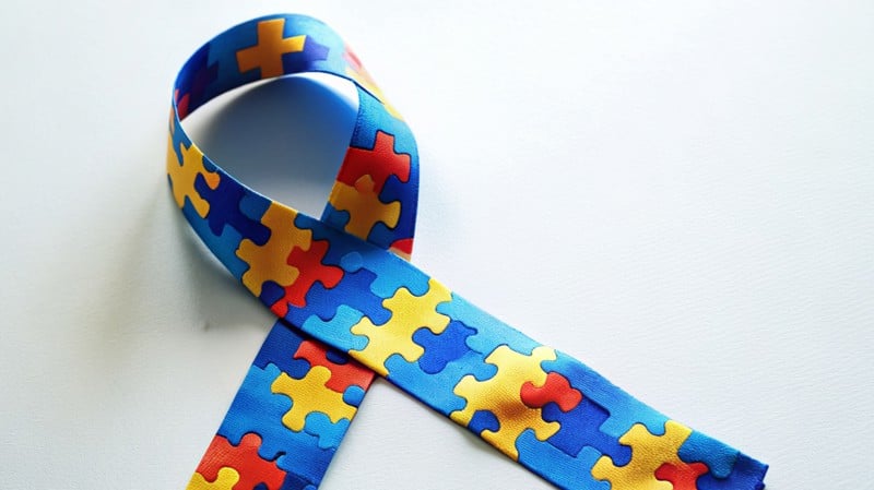 Crescente número de diagnósticos revela tensão entre inclusão, padronização e mercado de tratamentos.