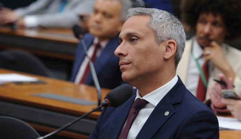 Gustavo Gayer comparou Gleisi a prostituta e chamou Lindbergh, que é namorado da deputada, de 