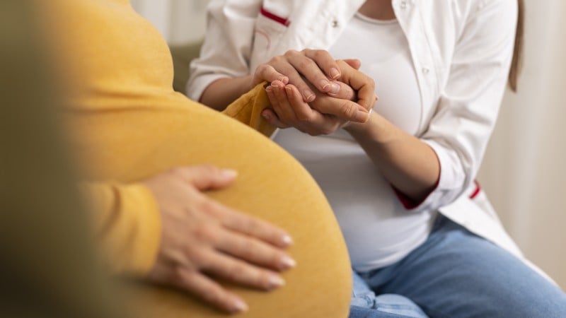 Nova lei garante a presença de doulas para oferecer suporte físico e emocional a gestantes durante o parto.