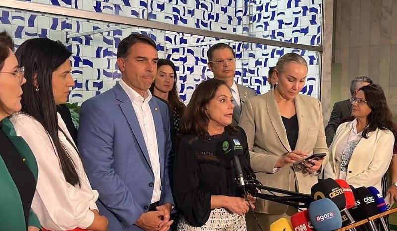 Flávio Bolsonaro e lideranças da bancada do PL na Câmara anunciaram a candidatura de Soraya Santos (ao centro) para o TCU.
