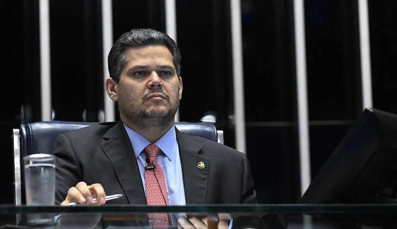 Davi Alcolumbre diz que conversará com Hugo Motta para definir data de sessão do Congresso a ser convocada para análise de vetos do presidente Lula.