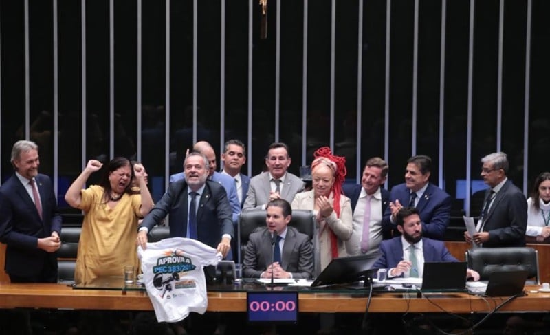 Deputados de vários partidos comemoram com o presidente da Câmara, Hugo Motta, a aprovação em primeiro turno da PEC.