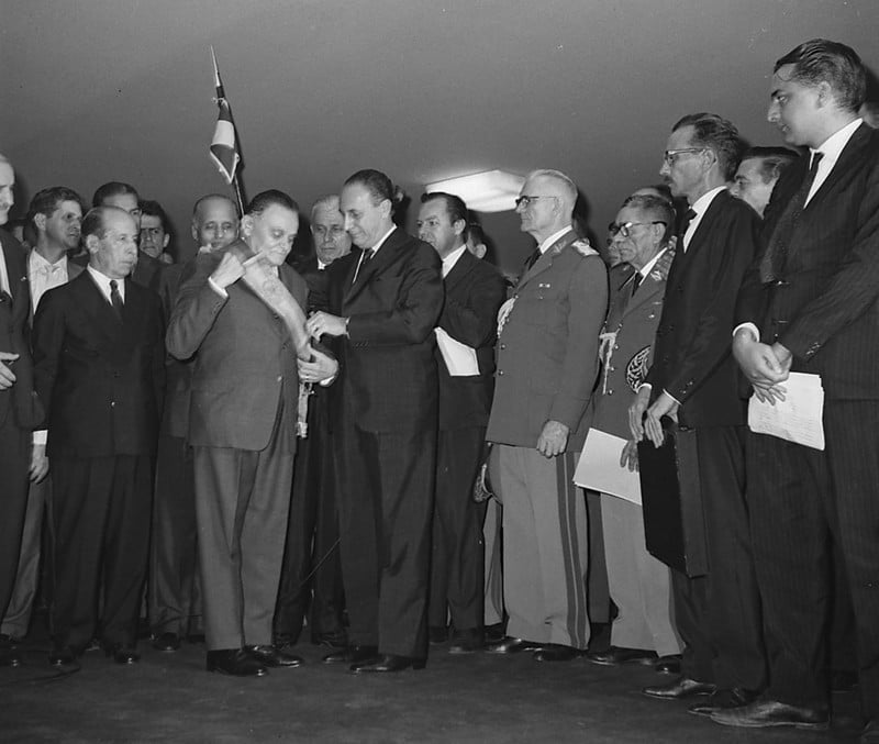 Eleito em 11 de abril pelo Congresso, Castello Branco assumiu a faixa presidencial no dia 15. Era o primeiro dos cinco presidentes generais da ditaudra militar.